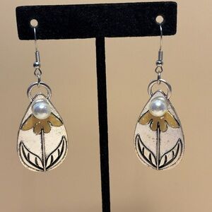 🌻3/$25🌻 Silver Tone Teardrop Faux Pearl Floral Dangle Earrings 1-11/16”